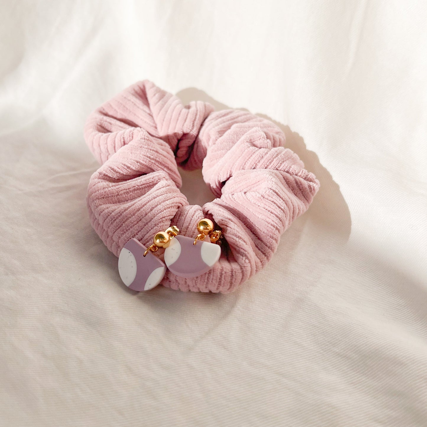 Scrunchie Set VRENI aus Baumwolle mit passenden Ohrringen aus Polymerton und vergoldetem Edelstahl in Flieder- und Orange-Tönen