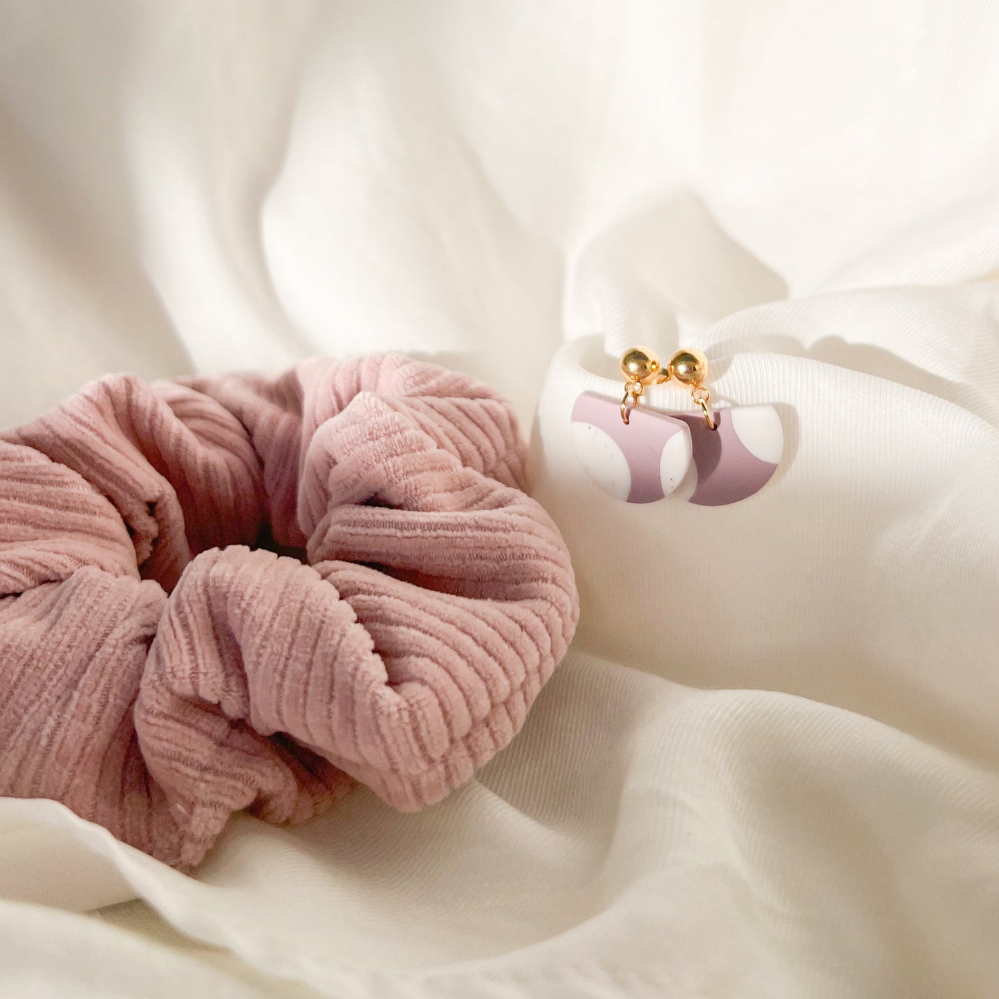 Scrunchie Set VRENI aus Baumwolle mit passenden Ohrringen aus Polymerton und vergoldetem Edelstahl in Flieder- und Orange-Tönen