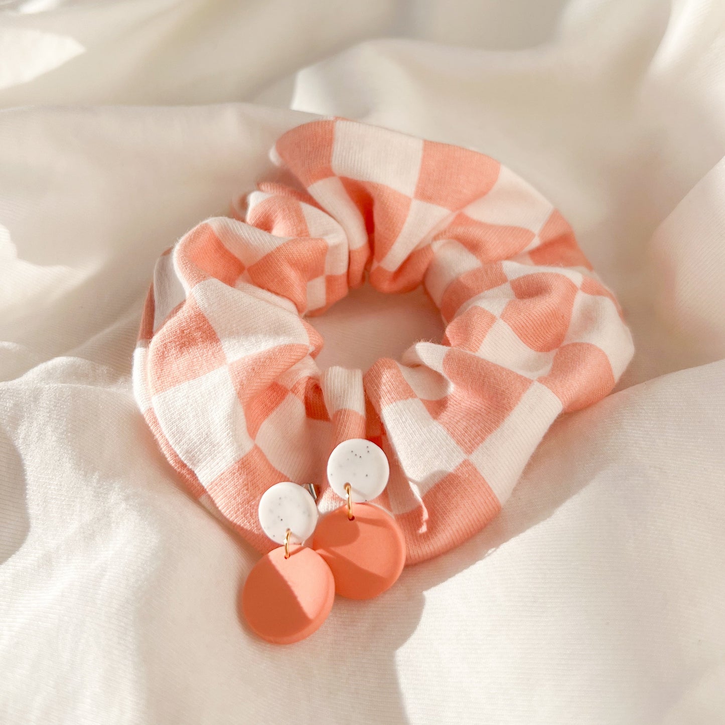 Scrunchie Set MERLE aus Baumwolle mit passenden Ohrringen aus Polymerton und vergoldetem Edelstahl in Pastell-Tönen