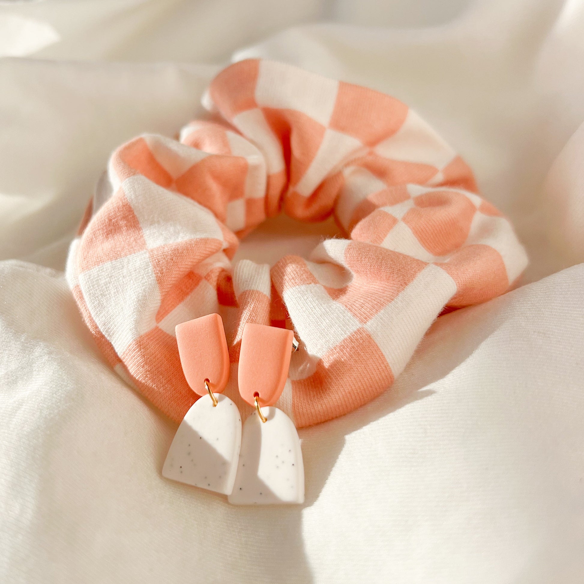 Scrunchie Set MERLE aus Baumwolle mit passenden Ohrringen aus Polymerton und vergoldetem Edelstahl in Pastell-Tönen