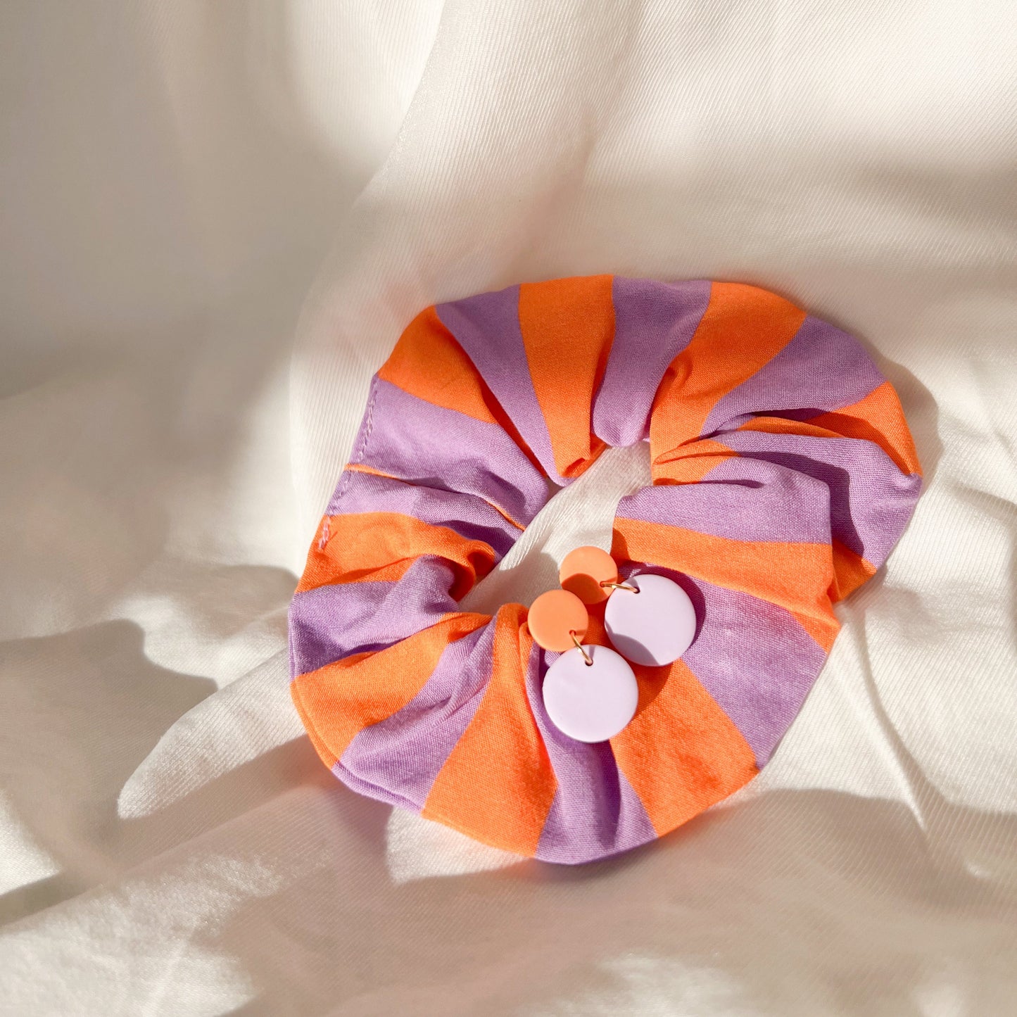 Scrunchie Set VERA aus Baumwolle mit passenden Ohrringen aus Polymerton und vergoldetem Edelstahl in Flieder- und Orange-Tönen