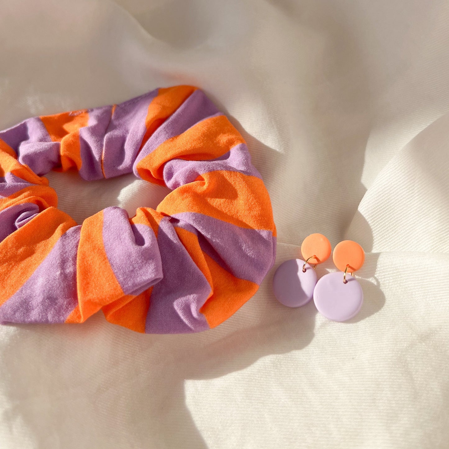 Scrunchie Set VERA aus Baumwolle mit passenden Ohrringen aus Polymerton und vergoldetem Edelstahl in Flieder- und Orange-Tönen