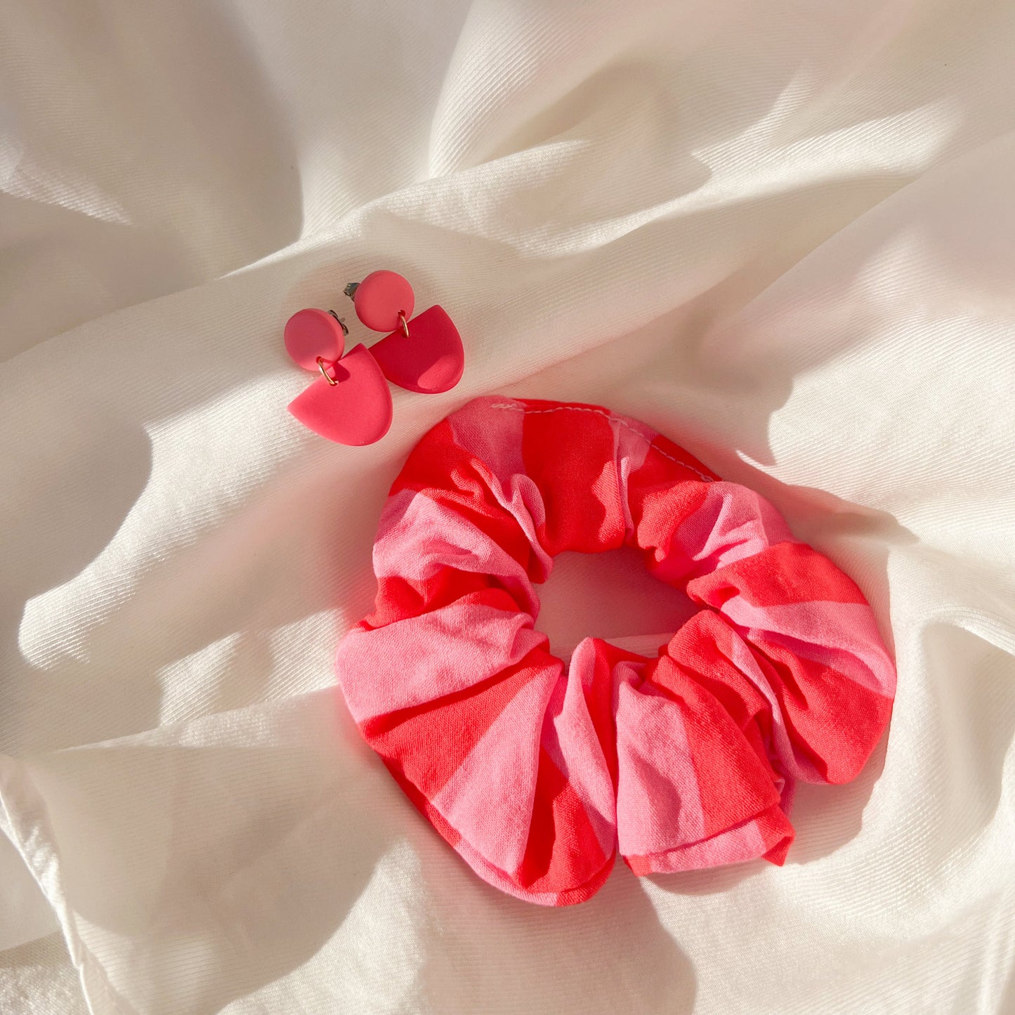 Scrunchie Set VERA aus Baumwolle mit passenden Ohrringen aus Polymerton und vergoldetem Edelstahl in Rosa-Tönen