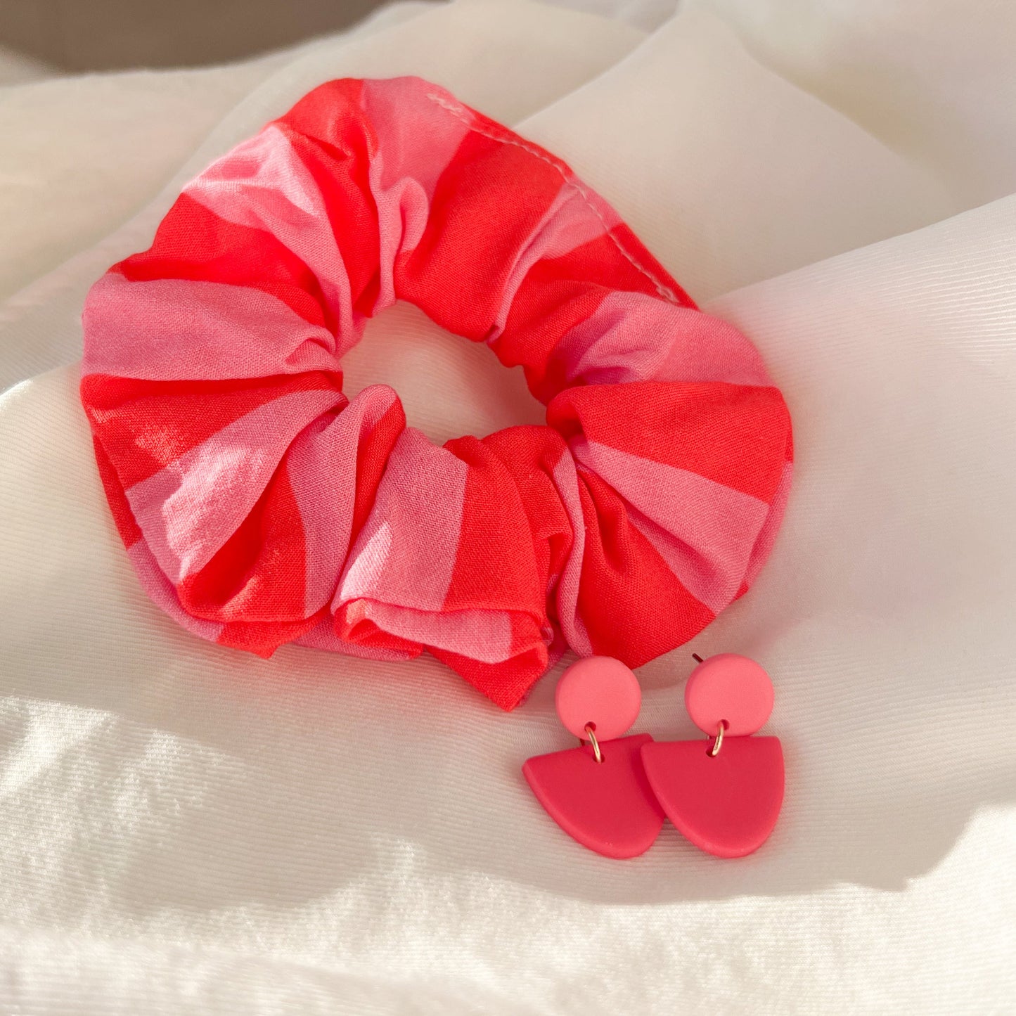 Scrunchie Set VERA aus Baumwolle mit passenden Ohrringen aus Polymerton und vergoldetem Edelstahl in Rosa-Tönen