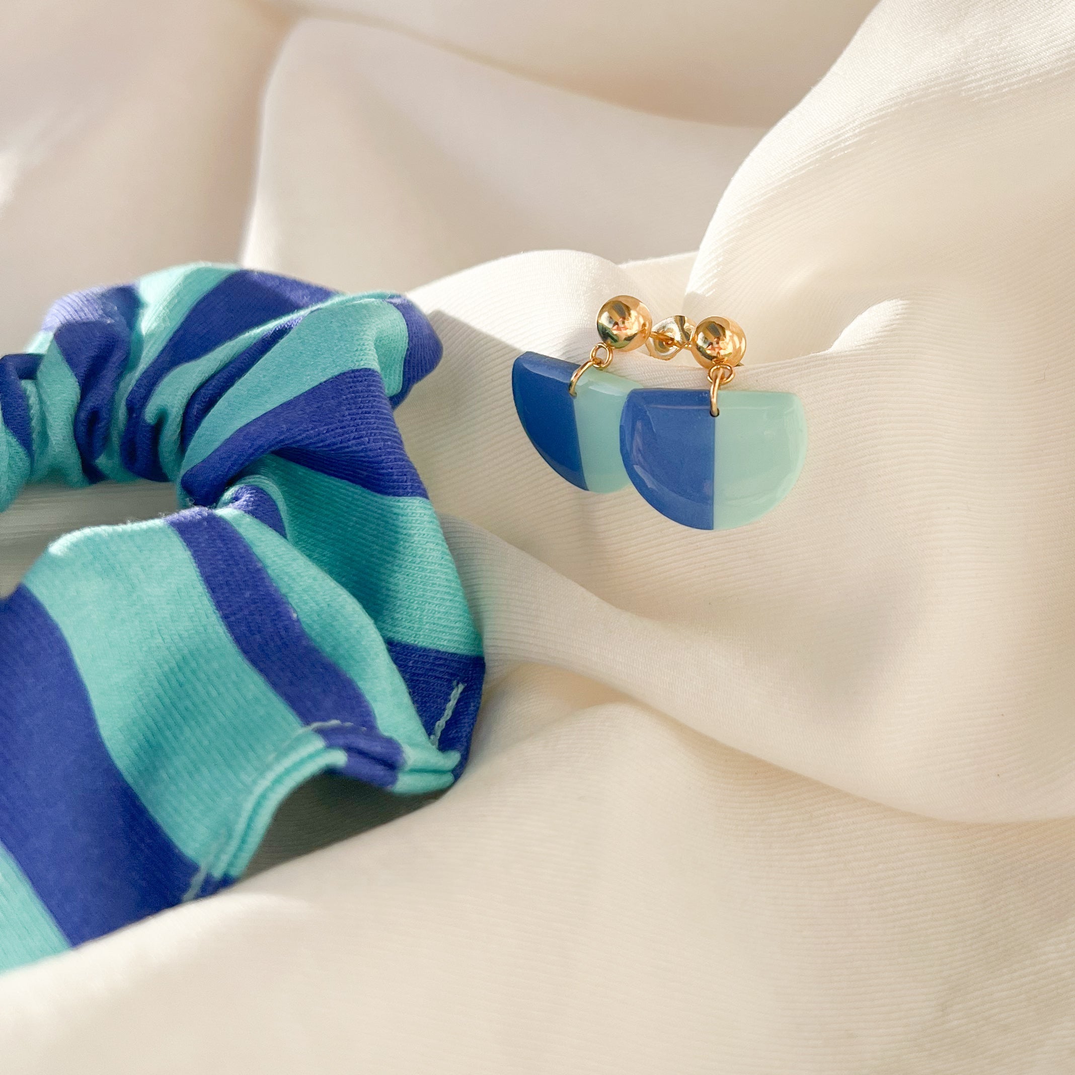 Scrunchie Set JONNA aus Baumwolle mit passenden Ohrringen aus Polymerton und vergoldetem Edelstahl in Blau-Tönen
