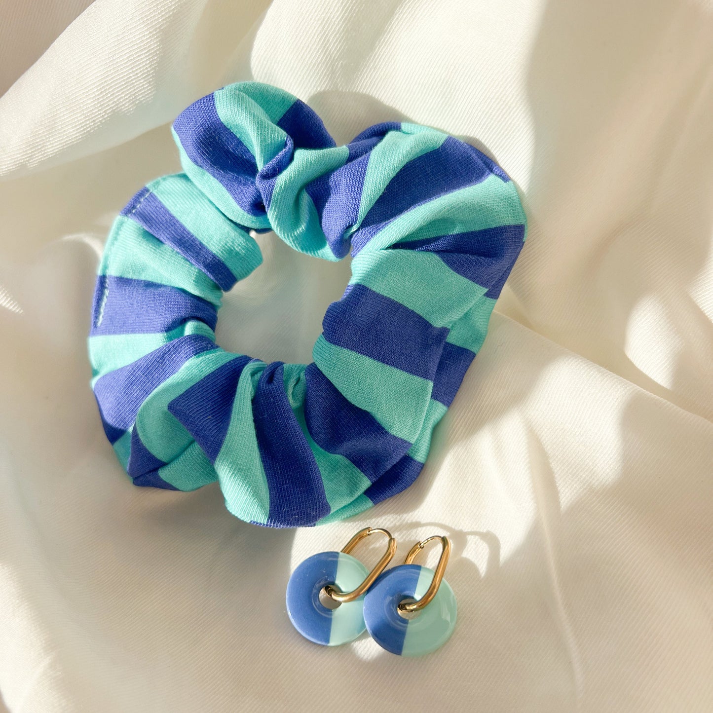 Scrunchie Set JONNA aus Baumwolle mit passenden Ohrringen aus Polymerton und vergoldetem Edelstahl in Blau-Tönen