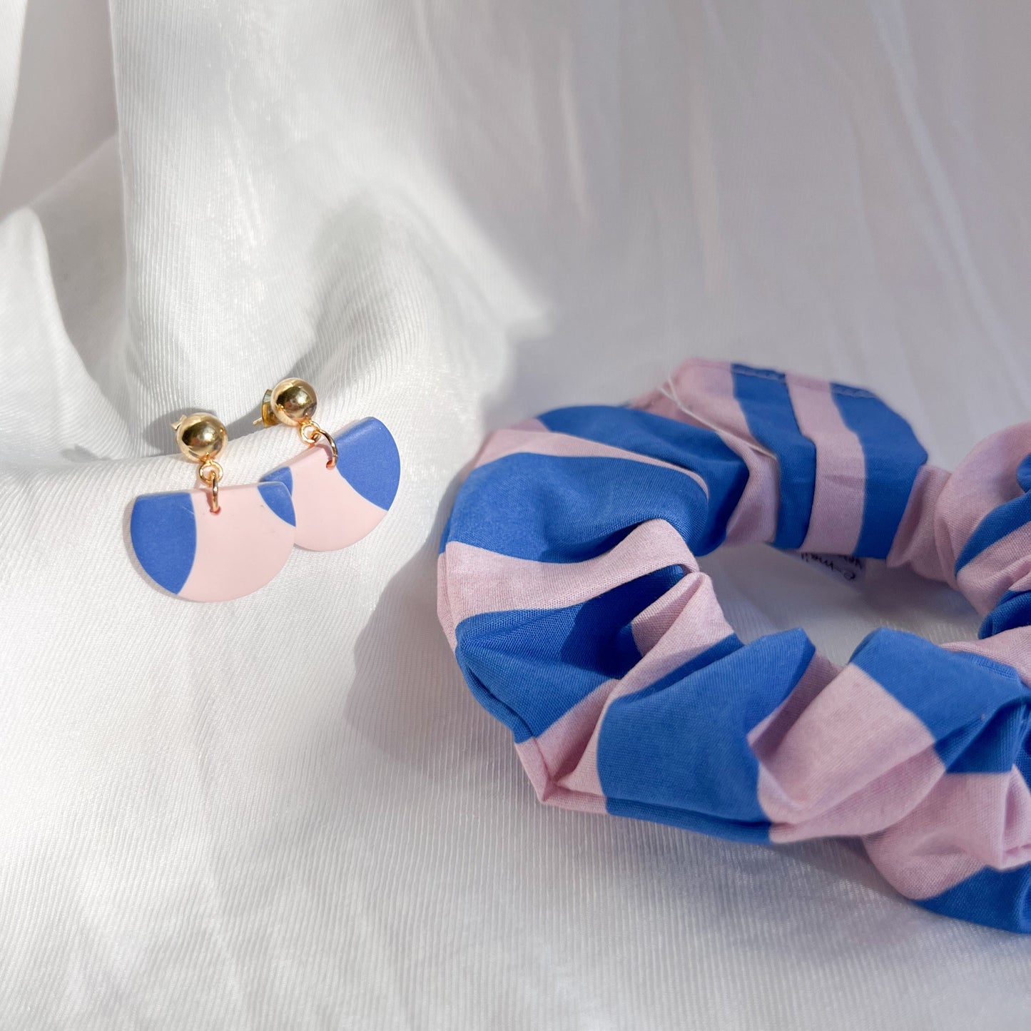 Scrunchie Set ELLI aus Baumwolle mit passenden Ohrringen aus Polymerton und vergoldetem Edelstahl in Rosa-Blau-Tönen