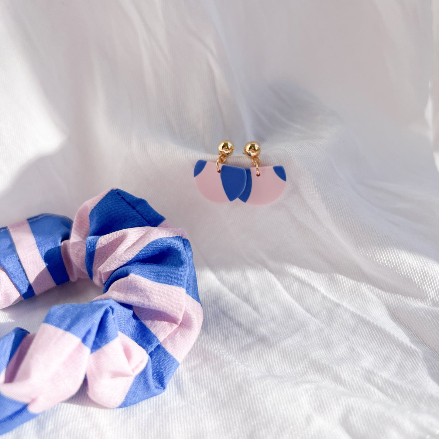 Scrunchie Set ELLI aus Baumwolle mit passenden Ohrringen aus Polymerton und vergoldetem Edelstahl in Rosa-Blau-Tönen