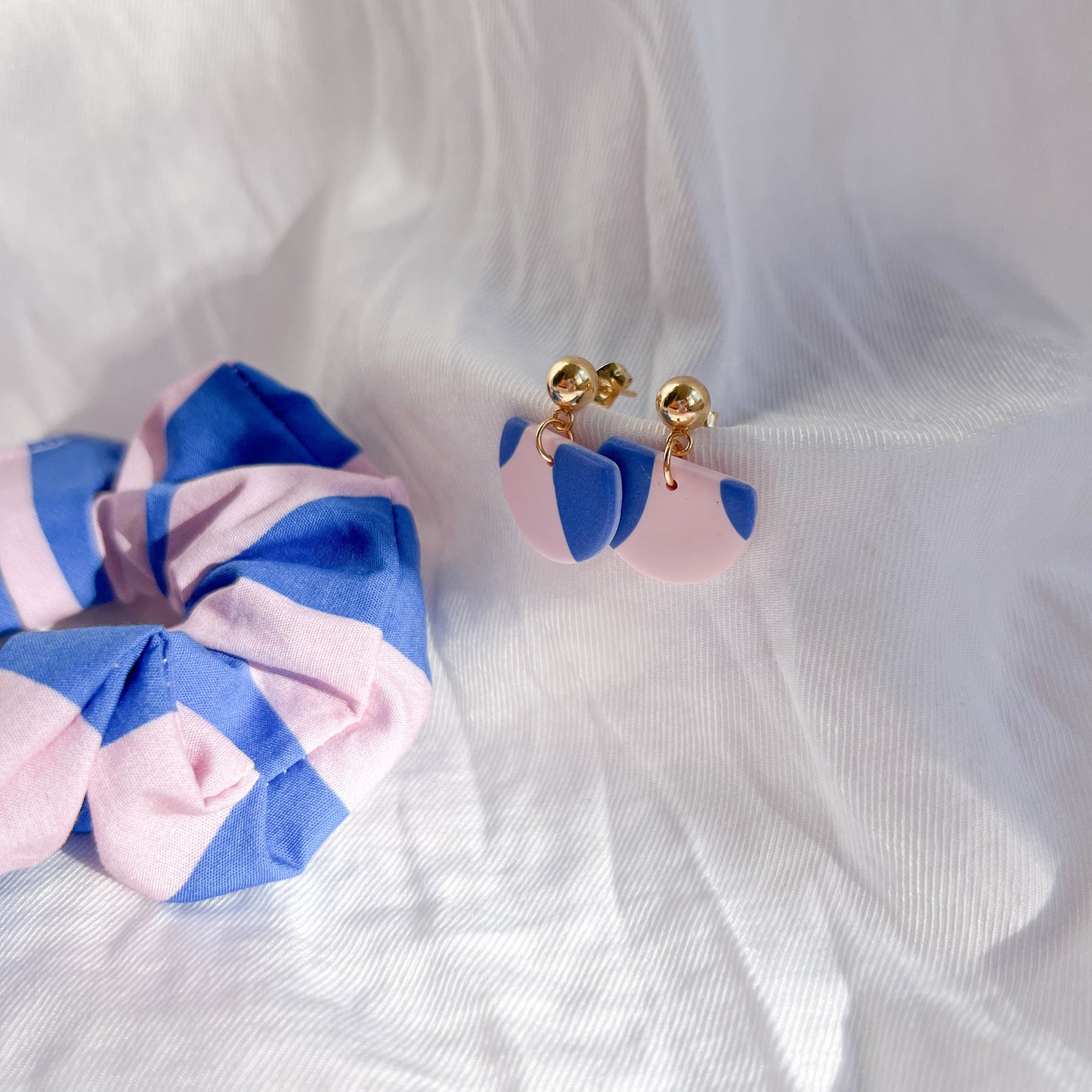 Scrunchie Set ELLI aus Baumwolle mit passenden Ohrringen aus Polymerton und vergoldetem Edelstahl in Rosa-Blau-Tönen