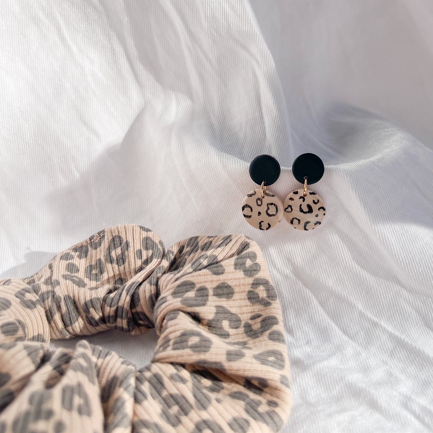 Scrunchie Set VRENI aus Baumwolle mit passenden Ohrringen aus Polymerton und vergoldetem Edelstahl in Leo-Optik