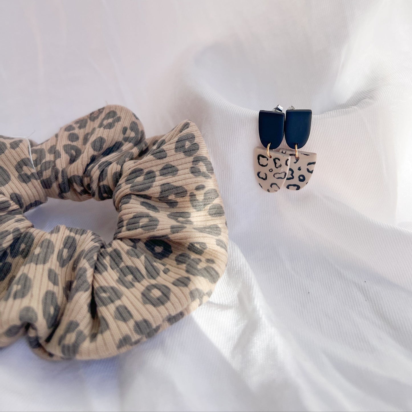 Scrunchie Set VRENI aus Baumwolle mit passenden Ohrringen aus Polymerton und vergoldetem Edelstahl in Leo-Optik