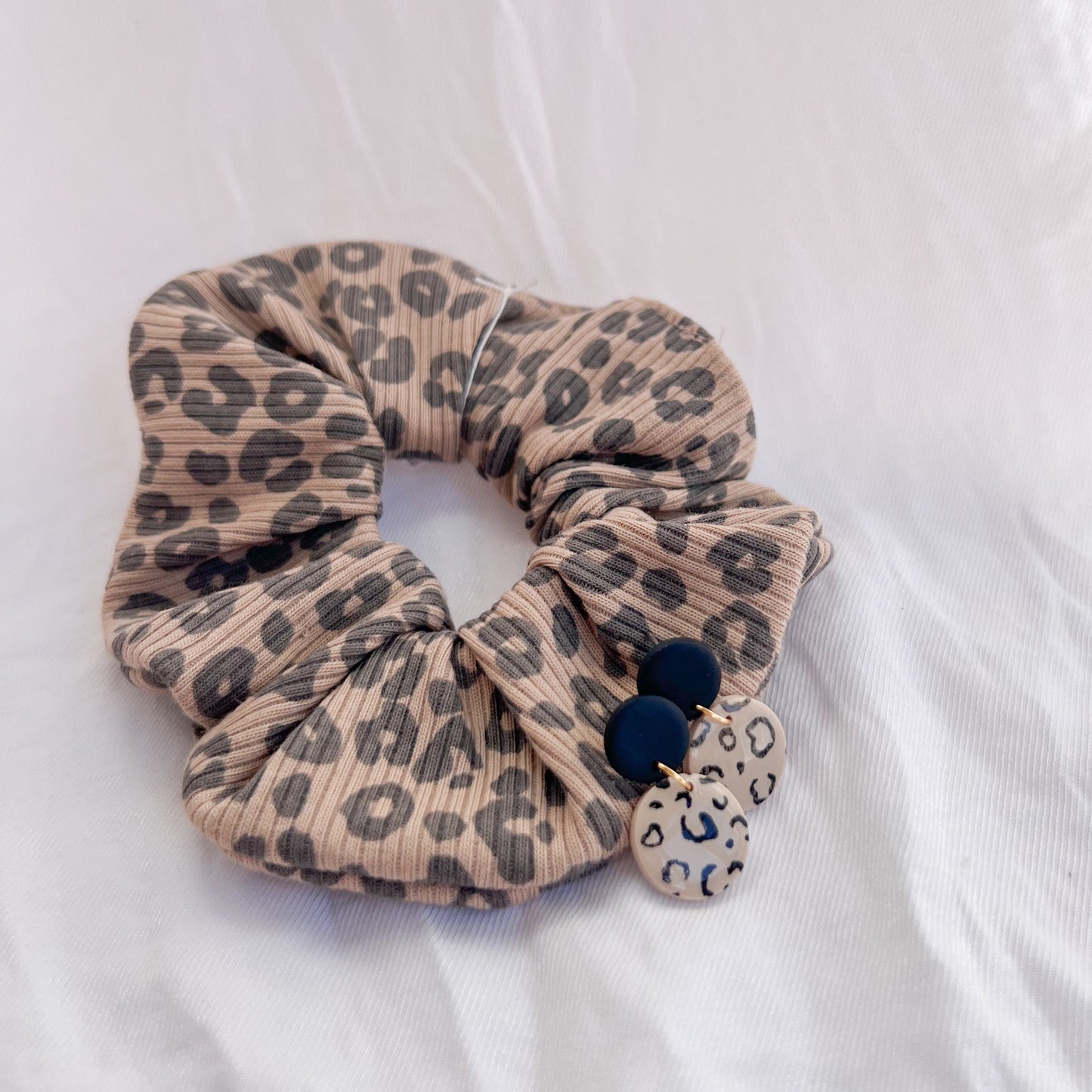 Scrunchie Set LEO aus Baumwolle mit passenden Ohrringen aus Polymerton und vergoldetem Edelstahl in Leo-Optik