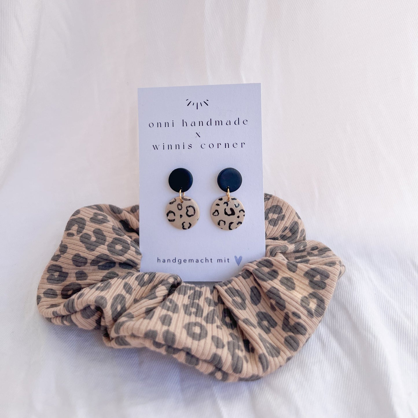 Scrunchie Set LEO aus Baumwolle mit passenden Ohrringen aus Polymerton und vergoldetem Edelstahl in Leo-Optik