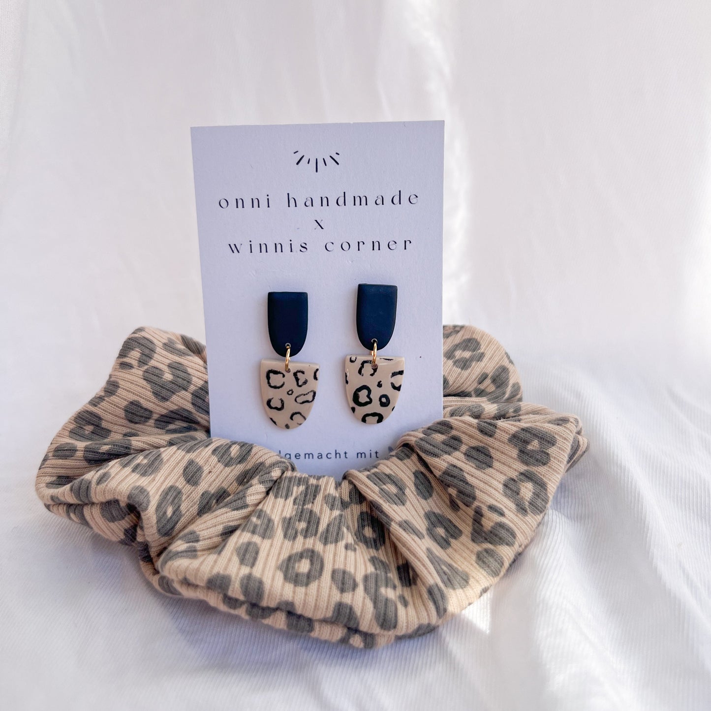 Scrunchie Set LEO aus Baumwolle mit passenden Ohrringen aus Polymerton und vergoldetem Edelstahl in Leo-Optik