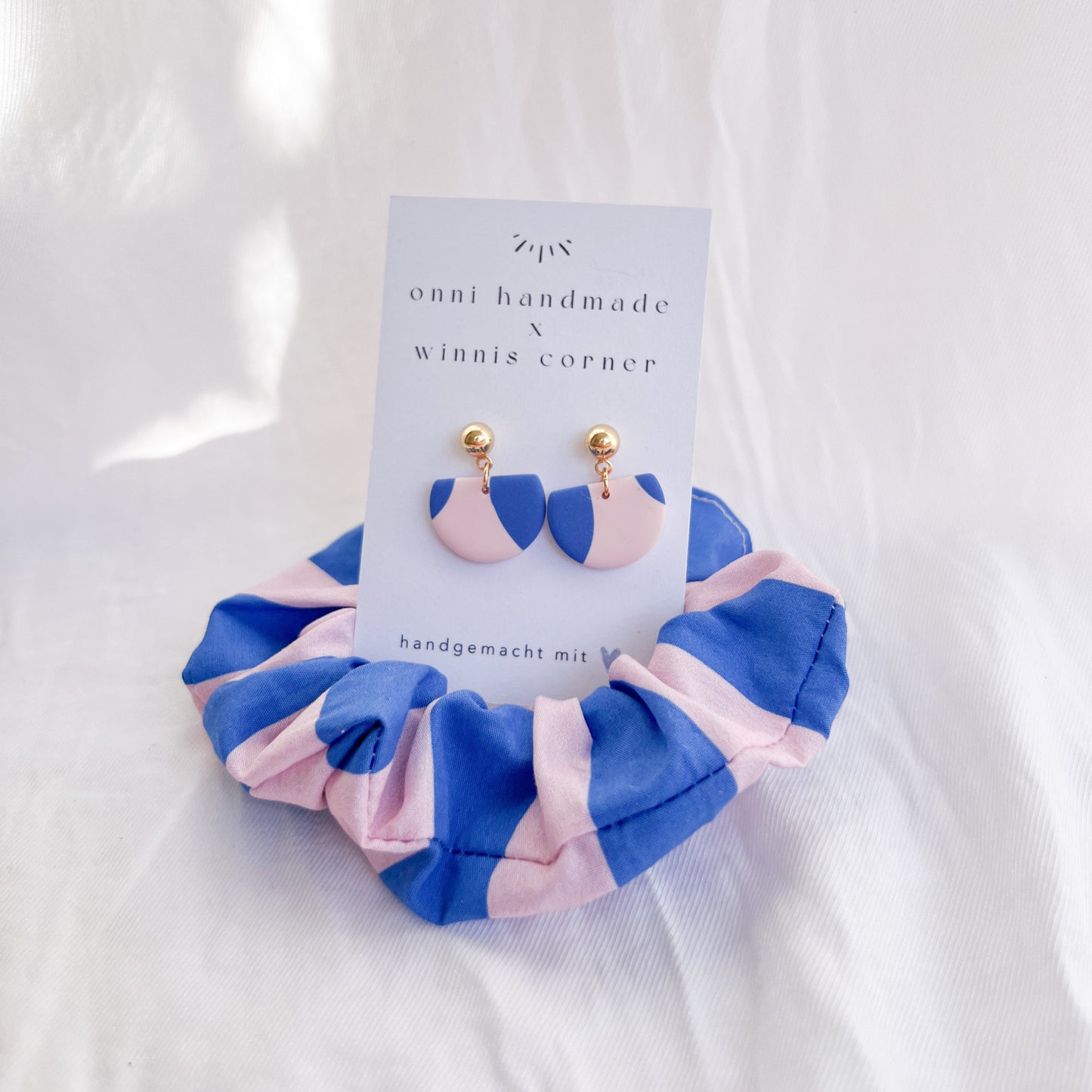 Scrunchie Set ELLI aus Baumwolle mit passenden Ohrringen aus Polymerton und vergoldetem Edelstahl in Rosa-Blau-Tönen