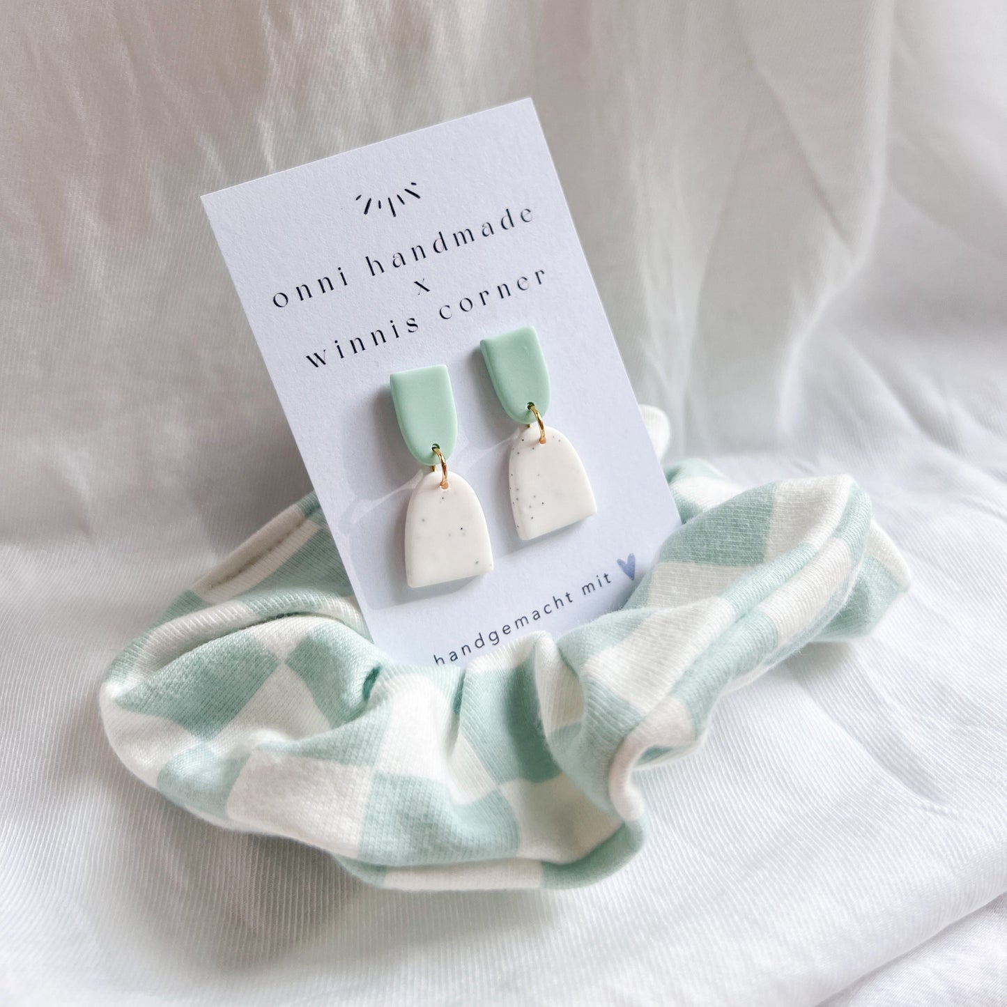 Scrunchie SET LOLA mint weiß, Handgemachte Ohrringe aus Polymerton mit antiallergischem Edelstahlstecker Verschluss. Schrunchie handgefertigt aus Baumwolle