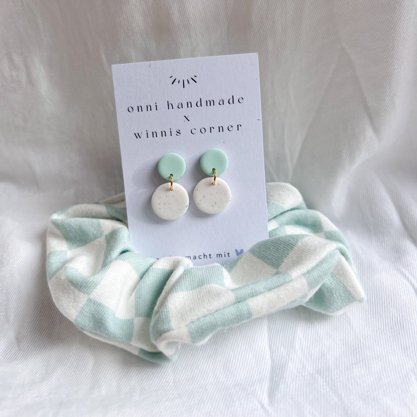 Scrunchie SET LOLA mint weiß, Handgemachte Ohrringe aus Polymerton mit antiallergischem Edelstahlstecker Verschluss. Schrunchie handgefertigt aus Baumwolle