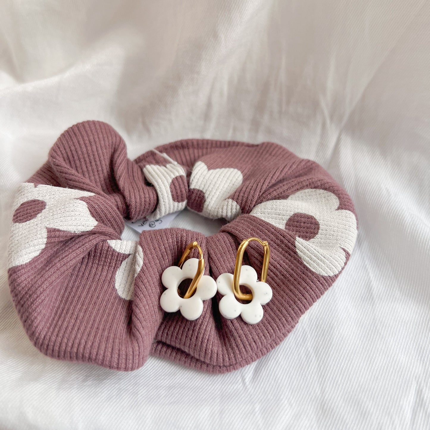 Scrunchie SET FLOWER flieder weiß, Handgemachte Ohrringe aus Polymerton mit antiallergischem Edelsthal Creolen. Schrunchie handgefertigt aus Baumwolle