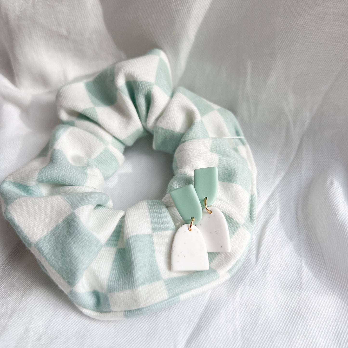 Scrunchie SET LOLA mint weiß, Handgemachte Ohrringe aus Polymerton mit antiallergischem Edelstahlstecker Verschluss. Schrunchie handgefertigt aus Baumwolle