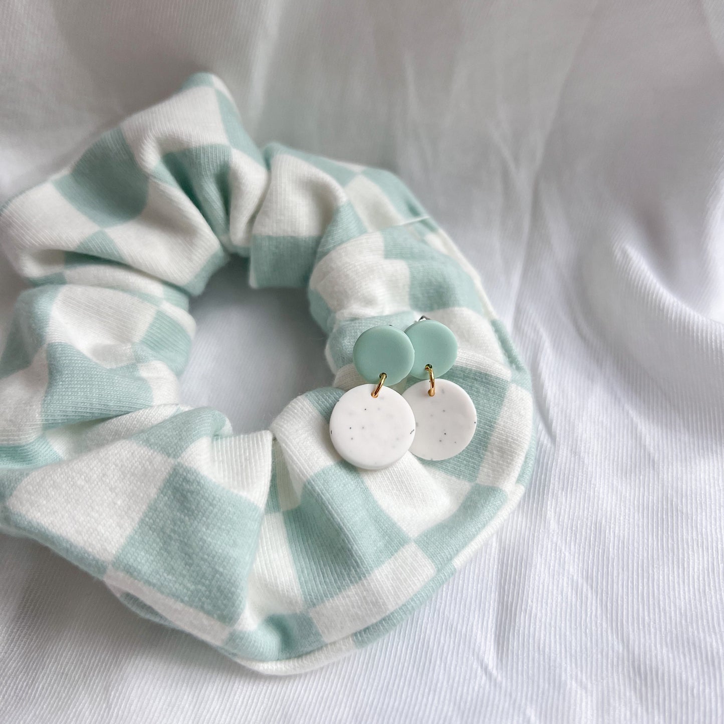 Scrunchie SET LOLA mint weiß, Handgemachte Ohrringe aus Polymerton mit antiallergischem Edelstahlstecker Verschluss. Schrunchie handgefertigt aus Baumwolle