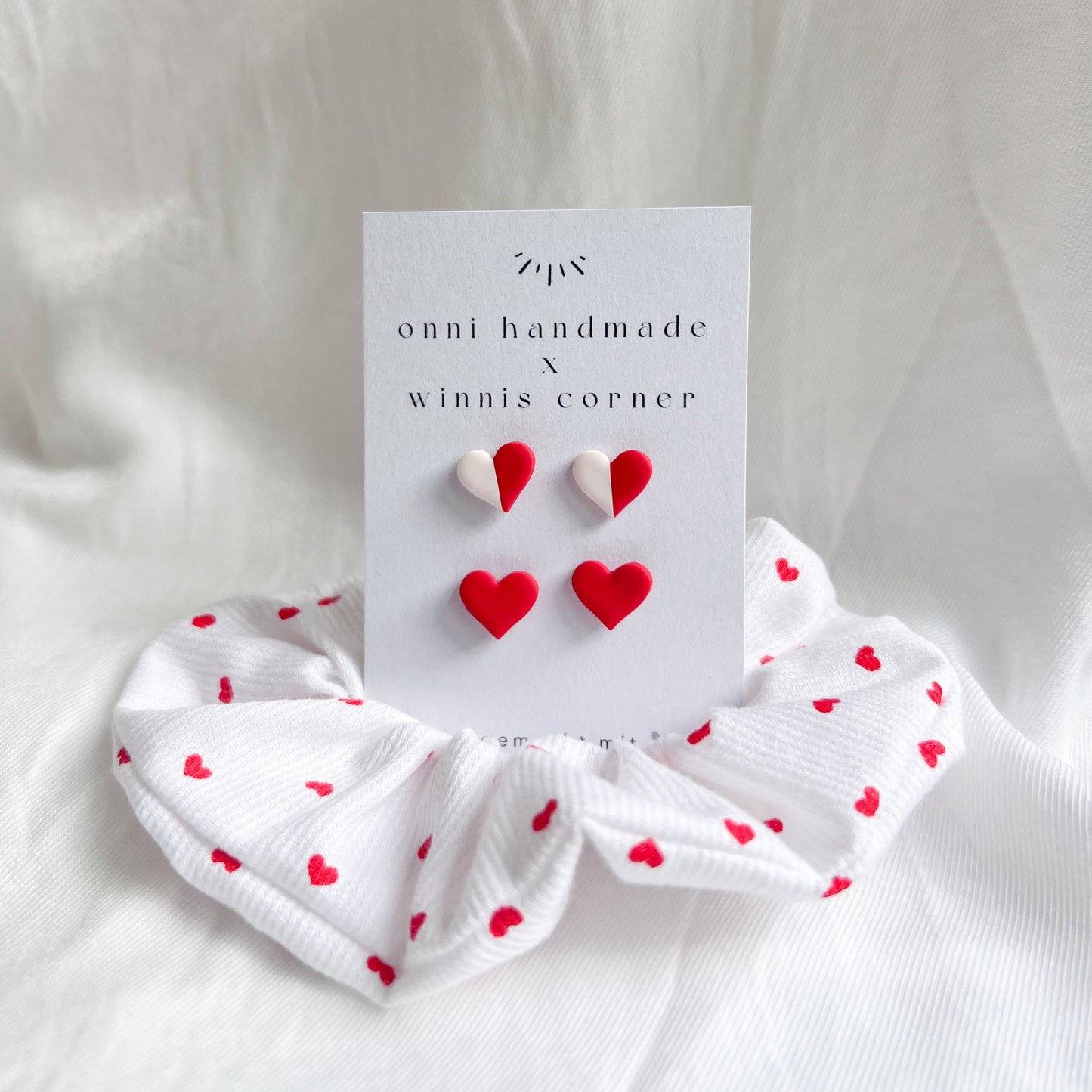 Scrunchie SET HEART rot weiß, Handgemachte Herz Ohr Stecker aus Polymerton, Scrunchie aus 100% Baumwolle