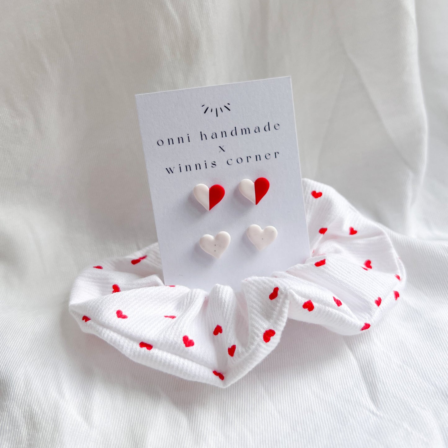 Scrunchie SET HEART rot weiß, Handgemachte Herz Ohr Stecker aus Polymerton, Scrunchie aus 100% Baumwolle
