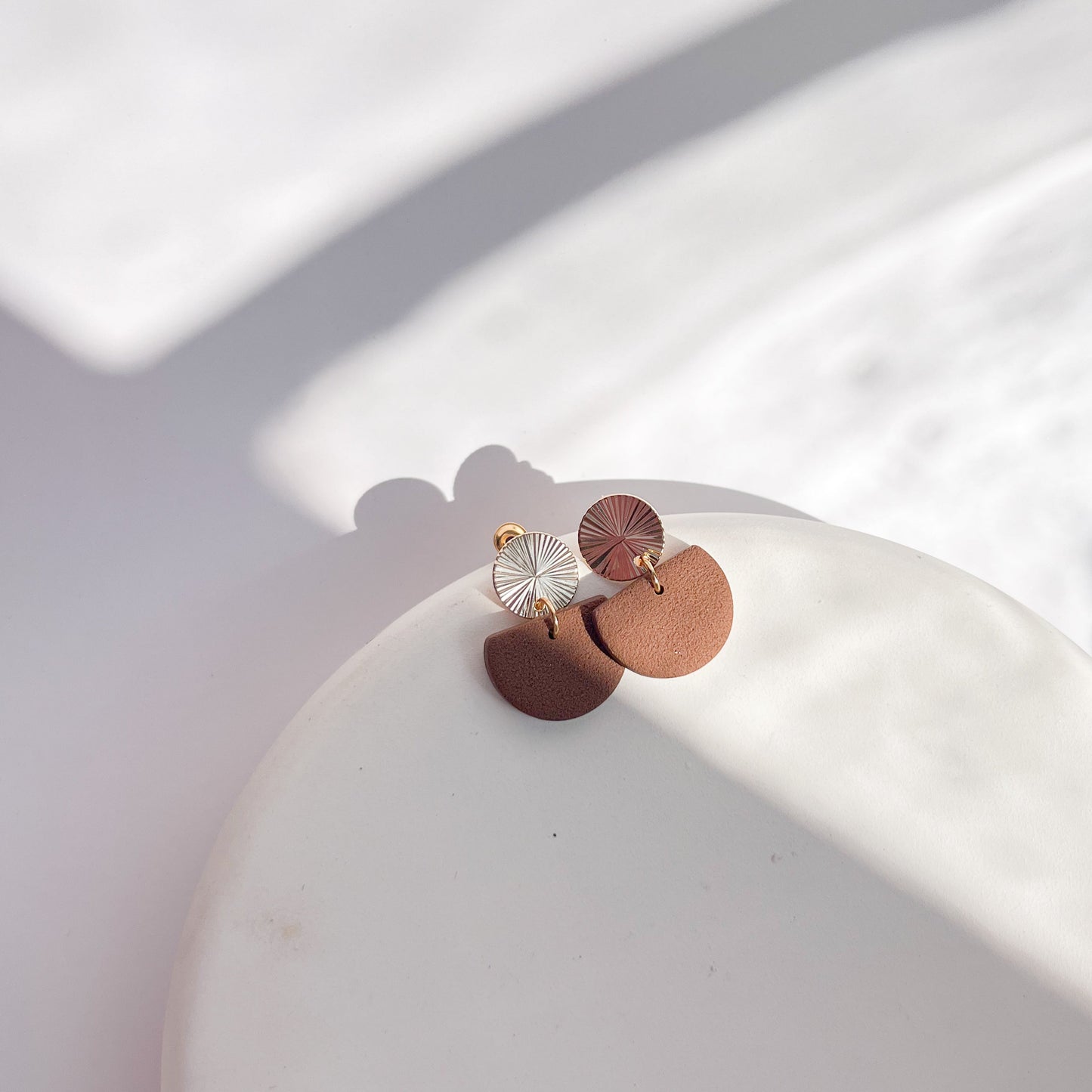 Handgefertigte Ohrringe mit goldfarbenem Sonnenmotiv und braunem Halbkreis-Anhänger, antiallergischer Edelstahlstecker.