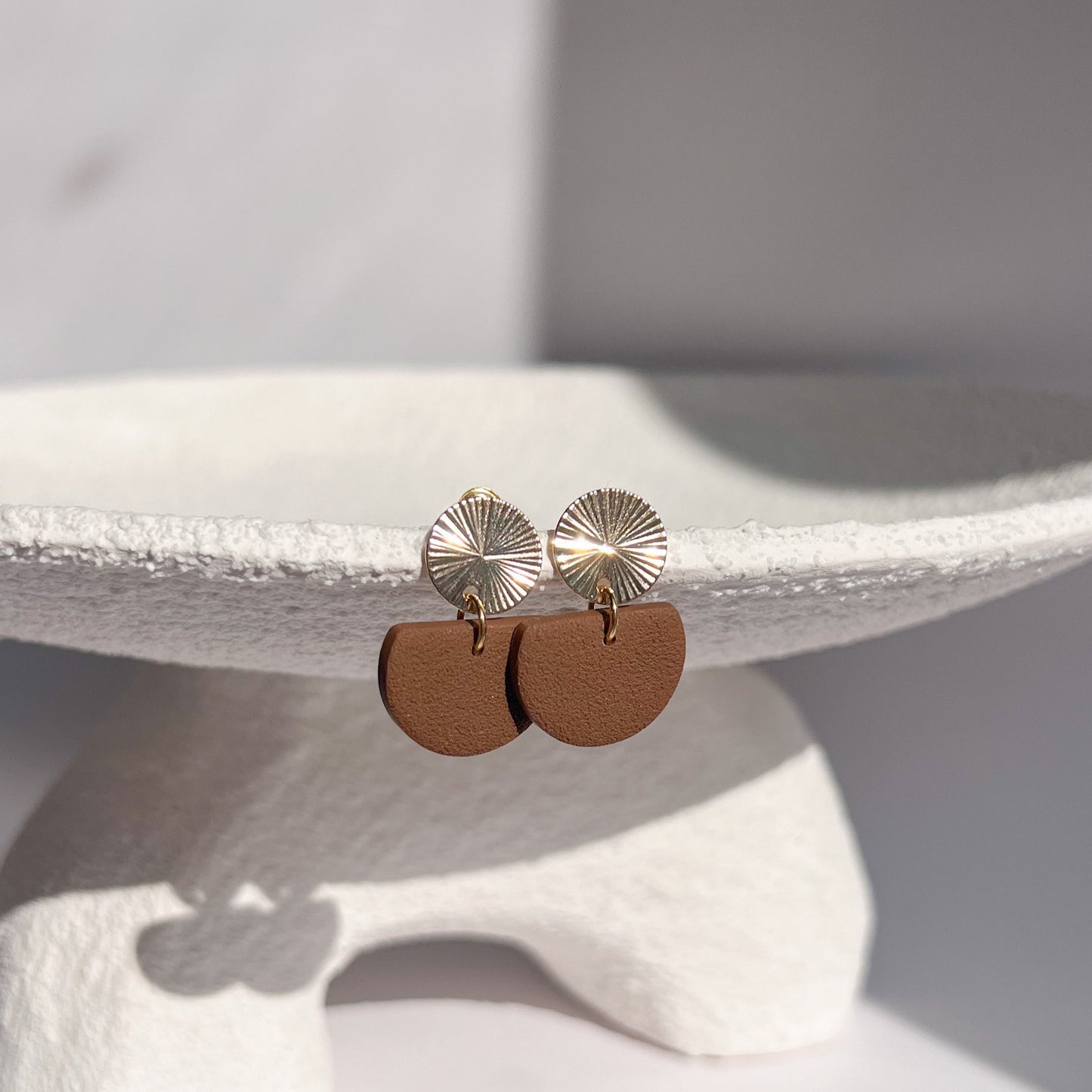 Handgefertigte Ohrringe mit goldfarbenem Sonnenmotiv und braunem Halbkreis-Anhänger, antiallergischer Edelstahlstecker.