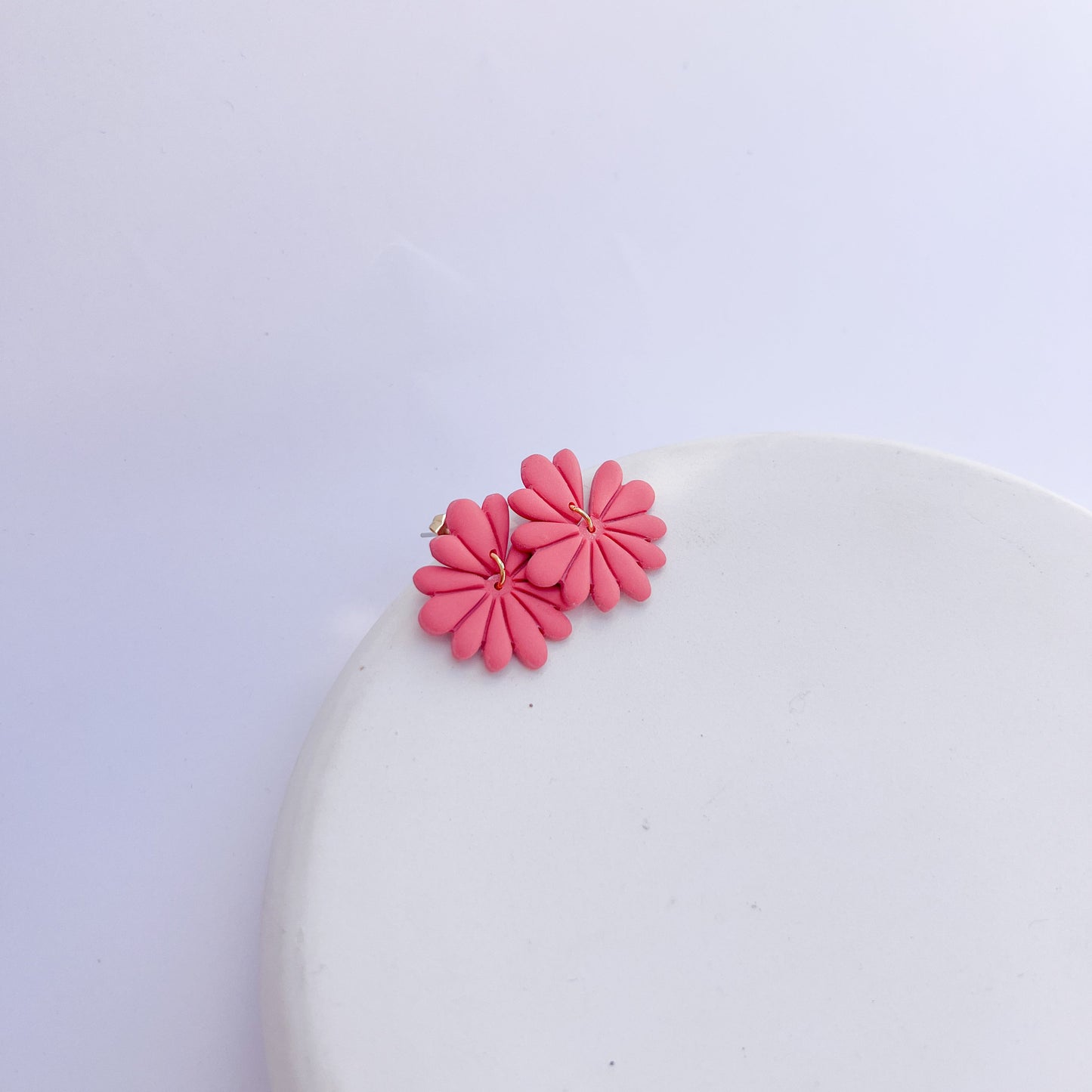 Florale Ohrringe aus Polymerton, handgemachte Ohrringe in verschiedenen Farben mit Edelstahlstecker, Ohrringe Alora, Winnis Corner