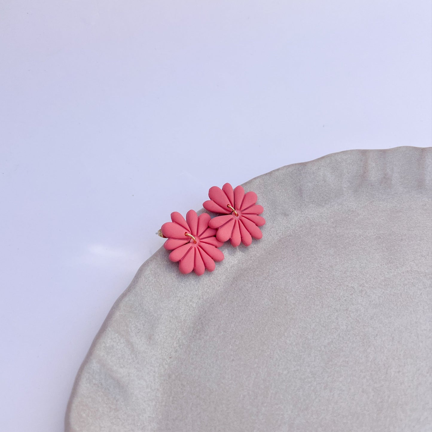 Florale Ohrringe aus Polymerton, handgemachte Ohrringe in verschiedenen Farben mit Edelstahlstecker, Ohrringe Alora, Winnis Corner