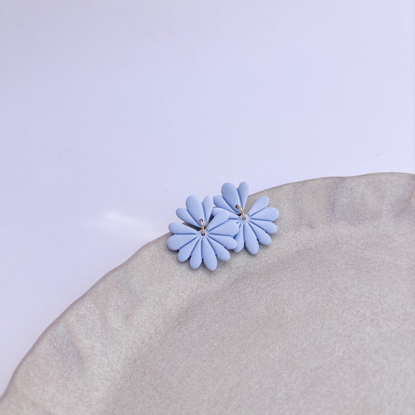 Florale Ohrringe aus Polymerton, handgemachte Ohrringe in verschiedenen Farben mit Edelstahlstecker, Ohrringe Alora, Winnis Corner