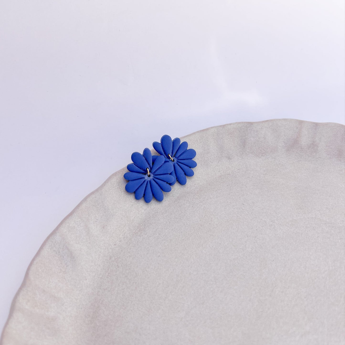 Florale Ohrringe aus Polymerton, handgemachte Ohrringe in verschiedenen Farben mit Edelstahlstecker, Ohrringe Alora, Winnis Corner