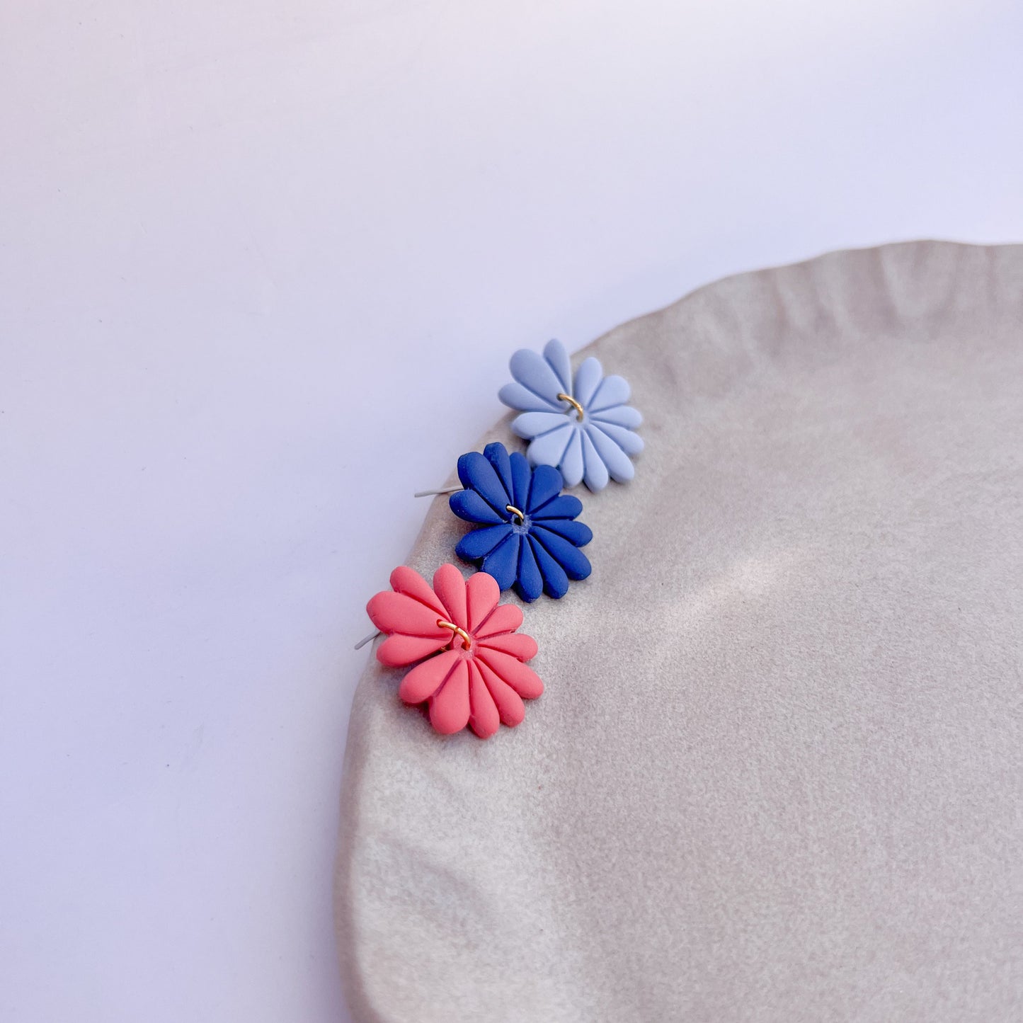 Florale Ohrringe aus Polymerton, handgemachte Ohrringe in verschiedenen Farben mit Edelstahlstecker, Ohrringe Alora, Winnis Corner
