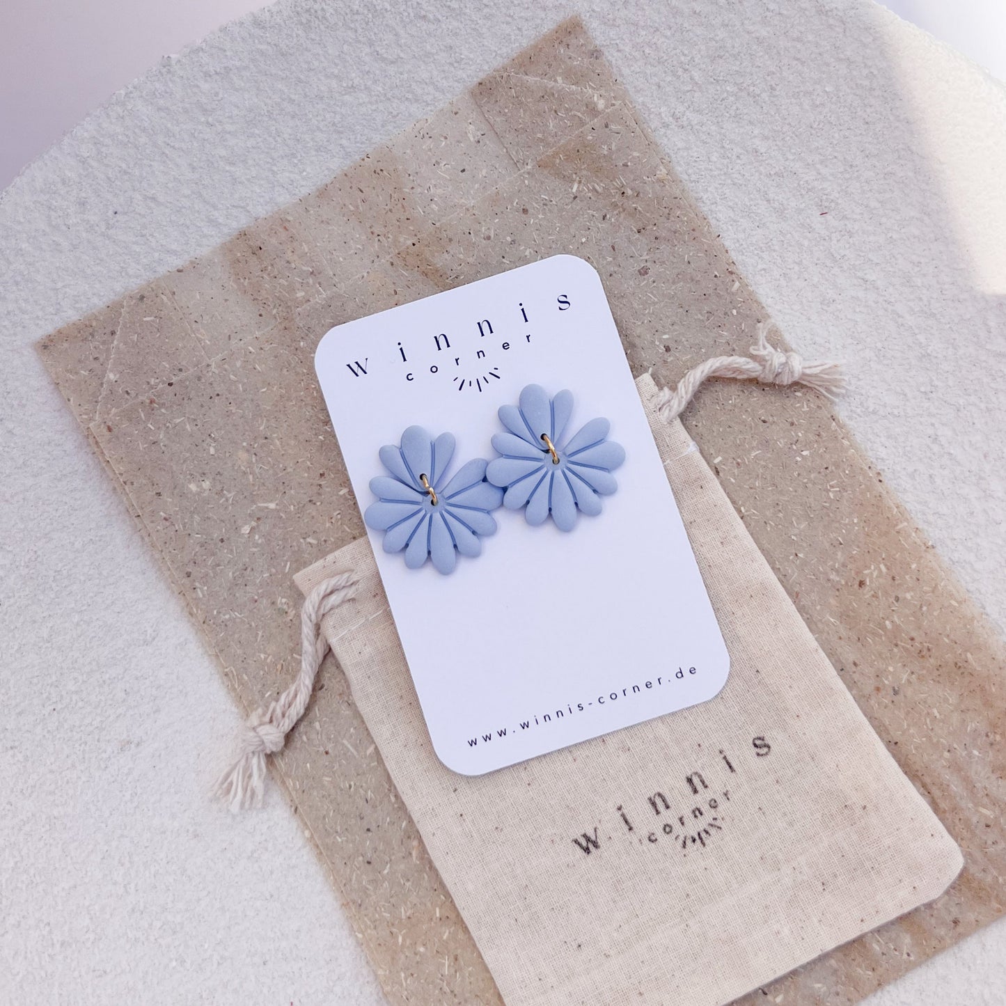 Florale Ohrringe aus Polymerton, handgemachte Ohrringe in verschiedenen Farben mit Edelstahlstecker, Ohrringe Alora, Winnis Corner