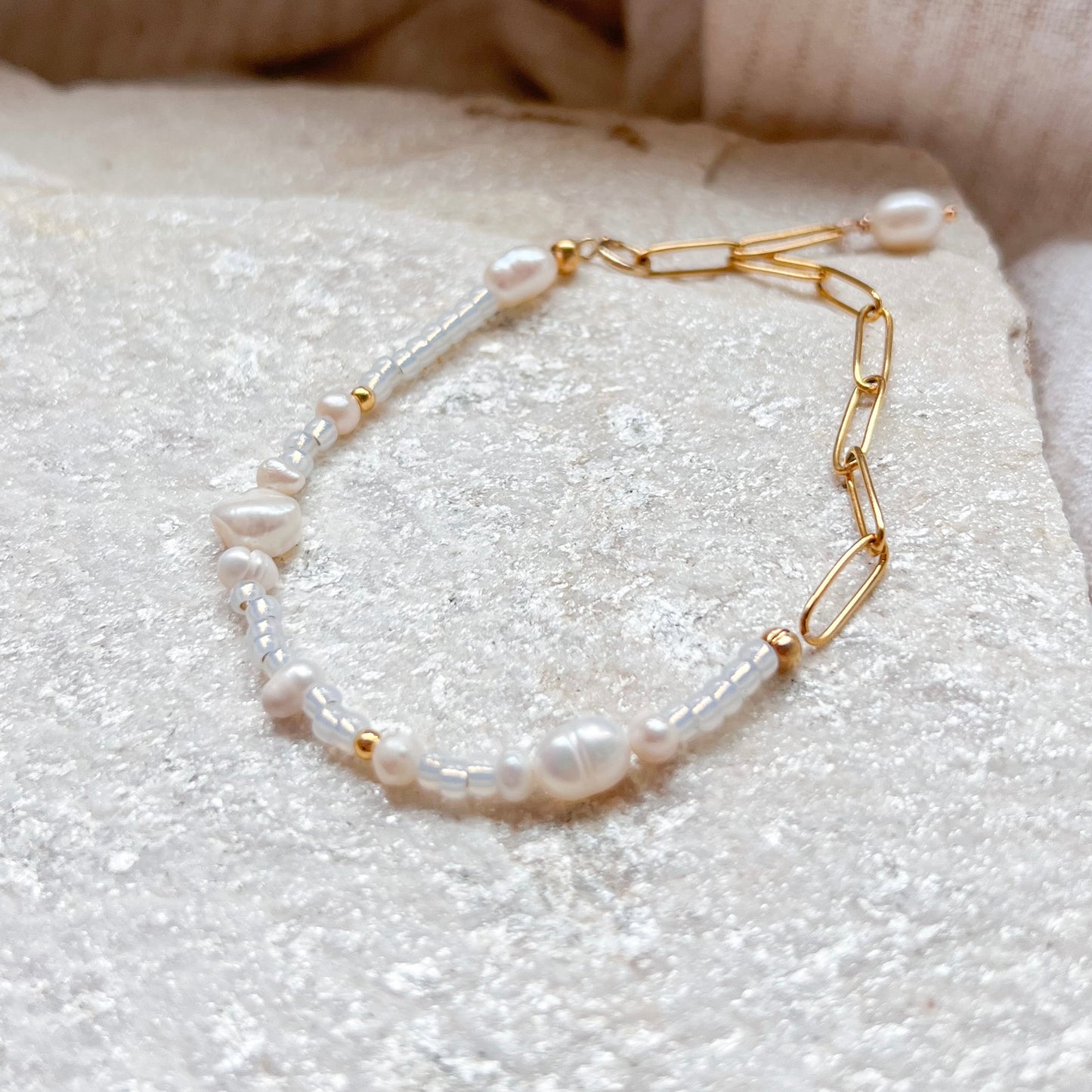 Perlenarmband ANJA längenverstellbar mit 18k vergoldeter Kette aus Edelstahl, Armband perlmutt farben, Winnis Corner