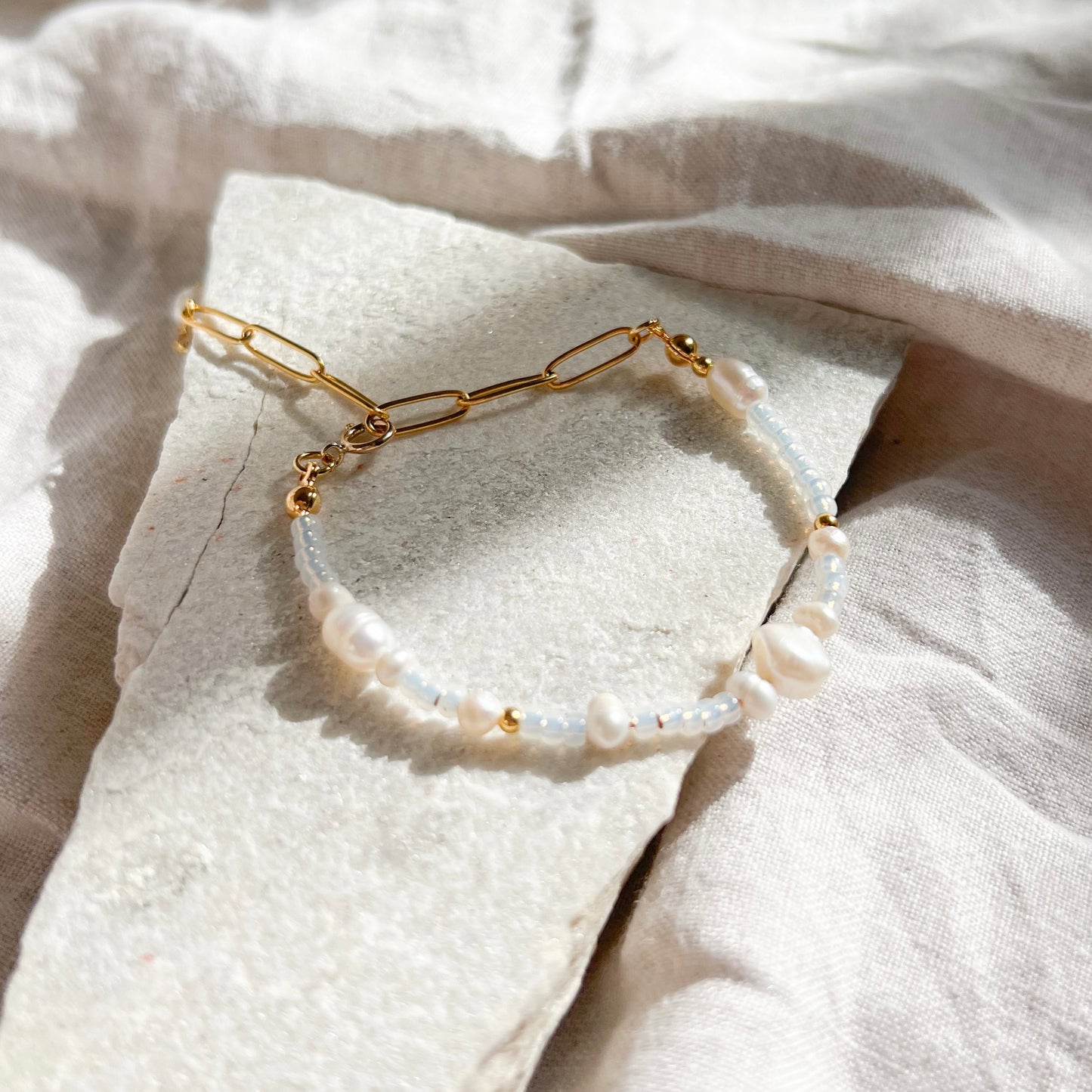 Perlenarmband ANJA längenverstellbar mit 18k vergoldeter Kette aus Edelstahl, Armband perlmutt farben, Winnis Corner