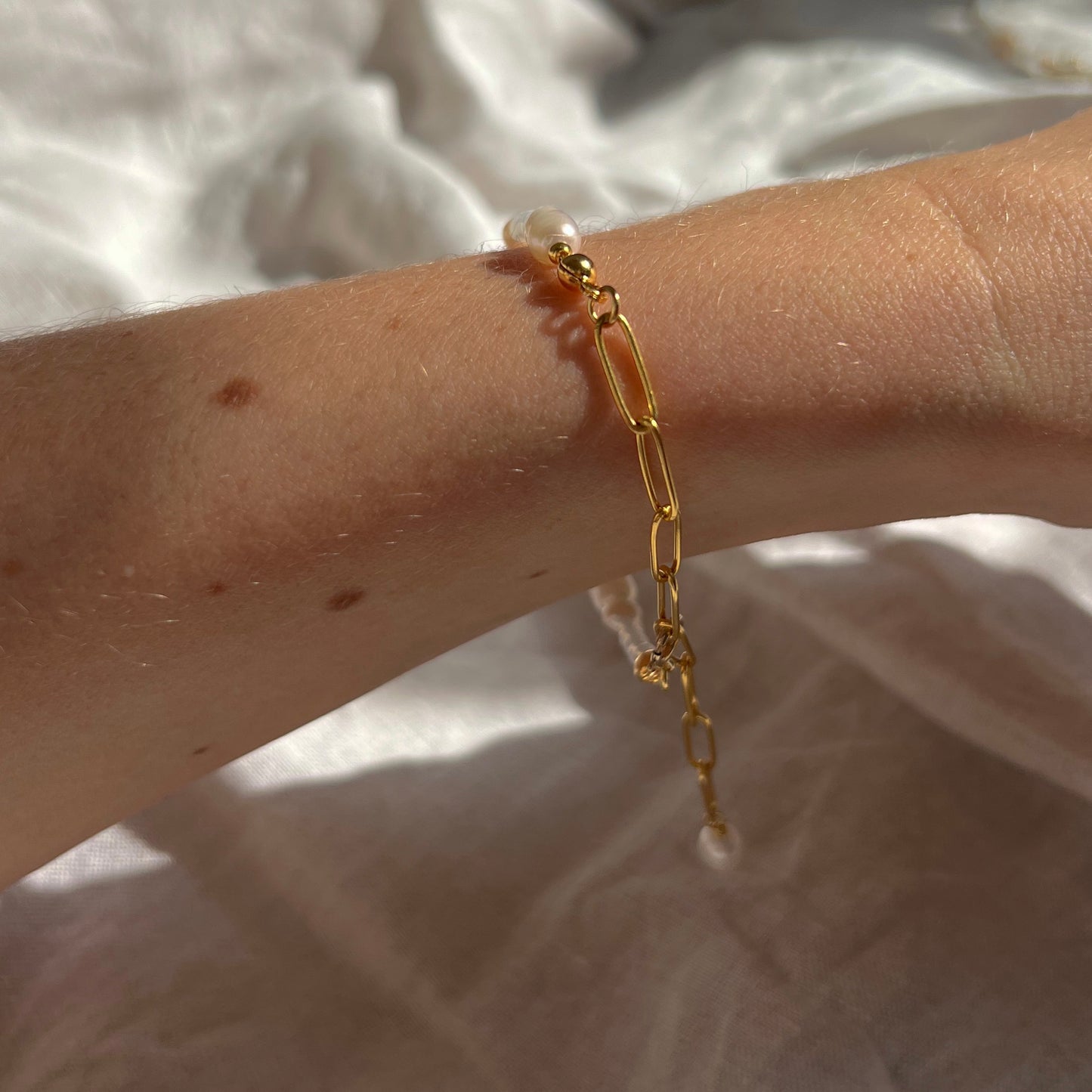 Perlenarmband ANJA längenverstellbar mit 18k vergoldeter Kette aus Edelstahl, Armband perlmutt farben, Winnis Corner