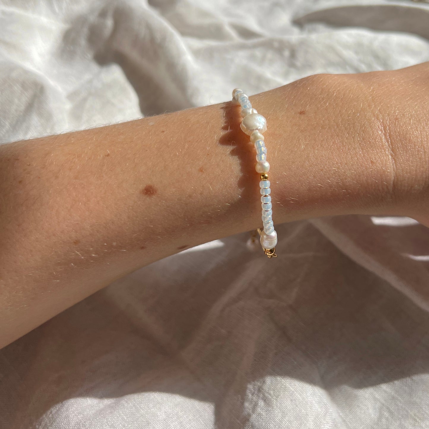 Perlenarmband ANJA längenverstellbar mit 18k vergoldeter Kette aus Edelstahl, Armband perlmutt farben, Winnis Corner