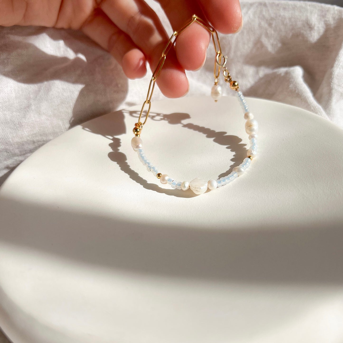 Perlenarmband ANJA längenverstellbar mit 18k vergoldeter Kette aus Edelstahl, Armband perlmutt farben, Winnis Corner