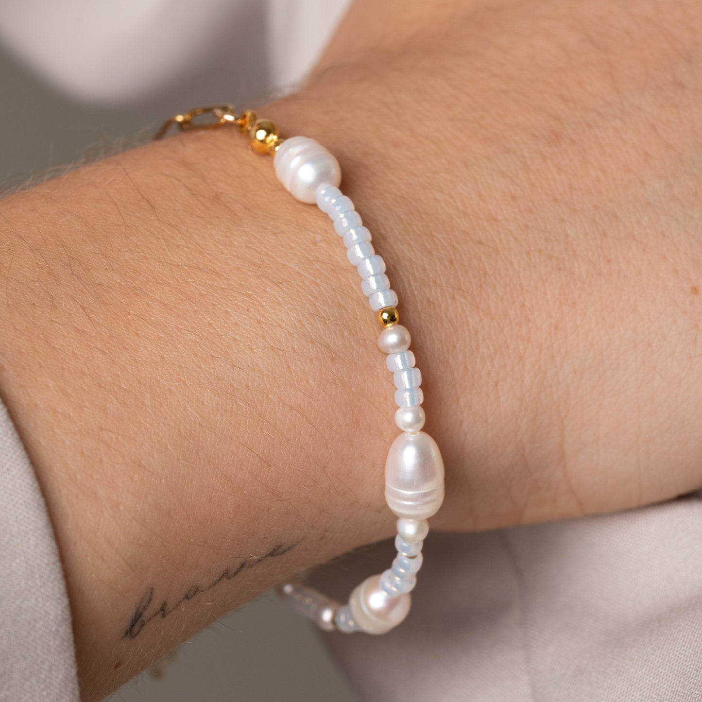 Perlenarmband ANJA längenverstellbar mit 18k vergoldeter Kette aus Edelstahl, Armband perlmutt farben, Winnis Corner