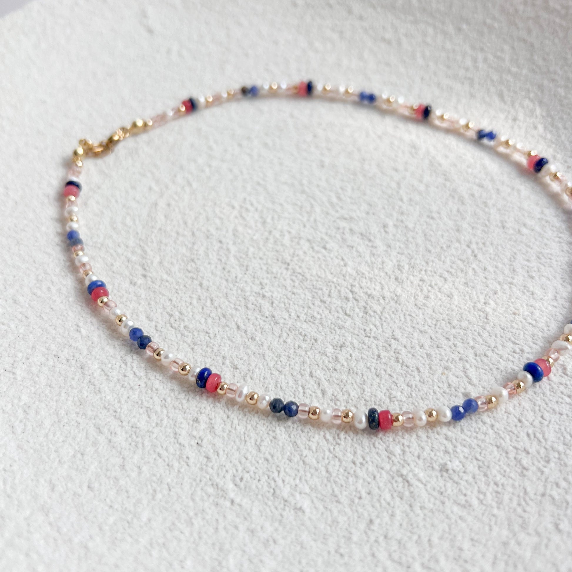 BuntePerlenkette für Damen mit Edelsteinen & Süßwasserperlen. Handgemachter Schmuck, Vergoldeter Edelstahl, Geschenk für Frauen, Winnis Corner