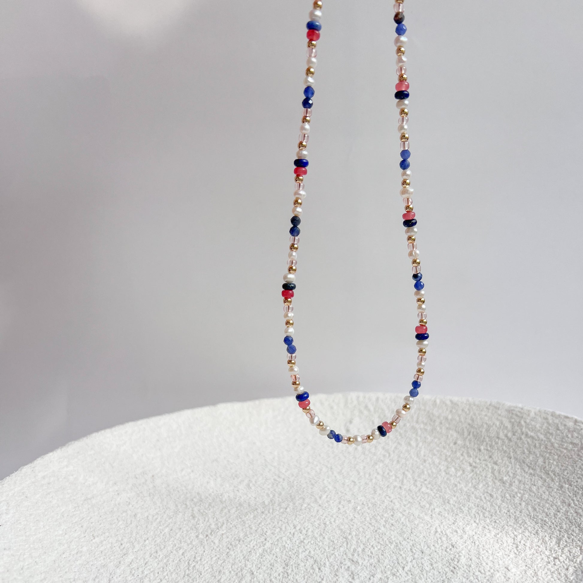 BuntePerlenkette für Damen mit Edelsteinen & Süßwasserperlen. Handgemachter Schmuck, Vergoldeter Edelstahl, Geschenk für Frauen, Winnis Corner