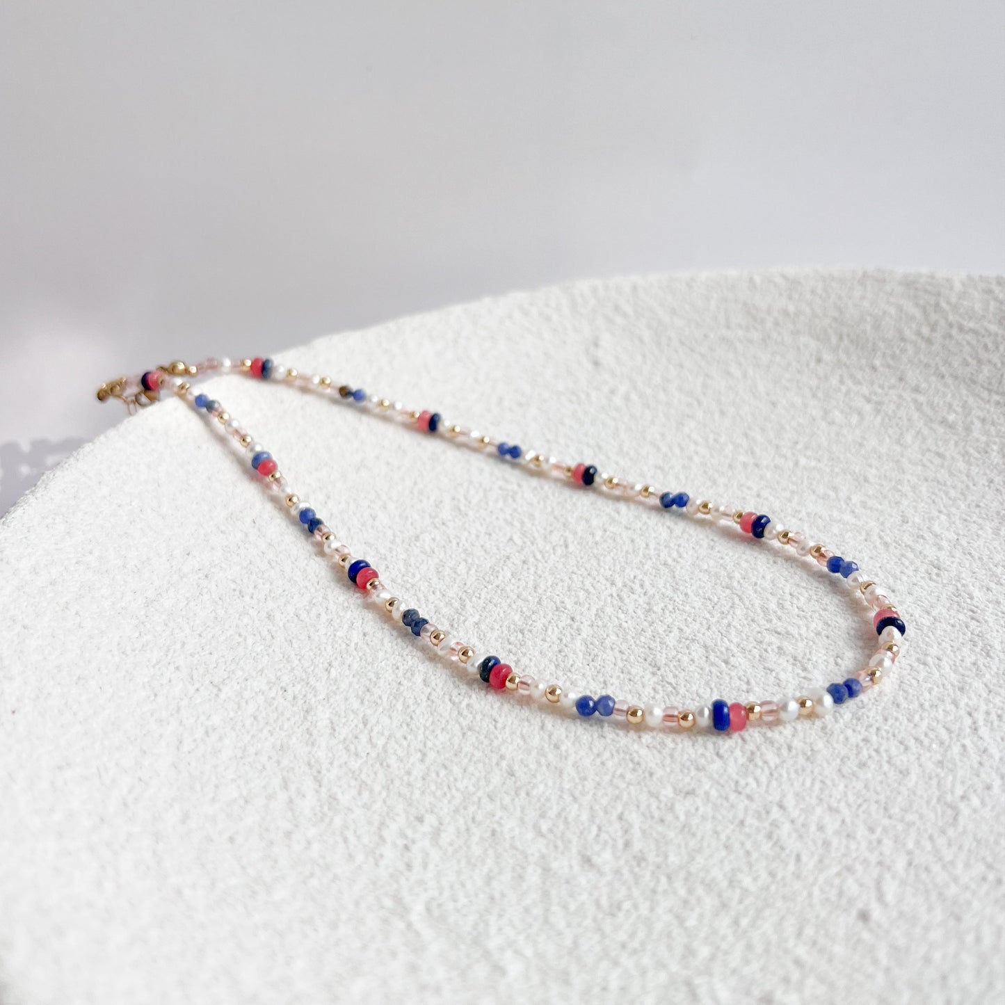 BuntePerlenkette für Damen mit Edelsteinen & Süßwasserperlen. Handgemachter Schmuck, Vergoldeter Edelstahl, Geschenk für Frauen, Winnis Corner