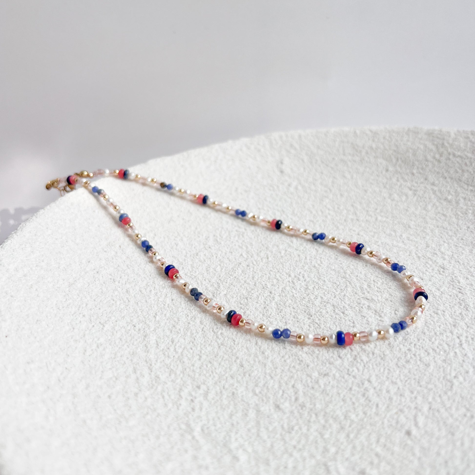 BuntePerlenkette für Damen mit Edelsteinen & Süßwasserperlen. Handgemachter Schmuck, Vergoldeter Edelstahl, Geschenk für Frauen, Winnis Corner