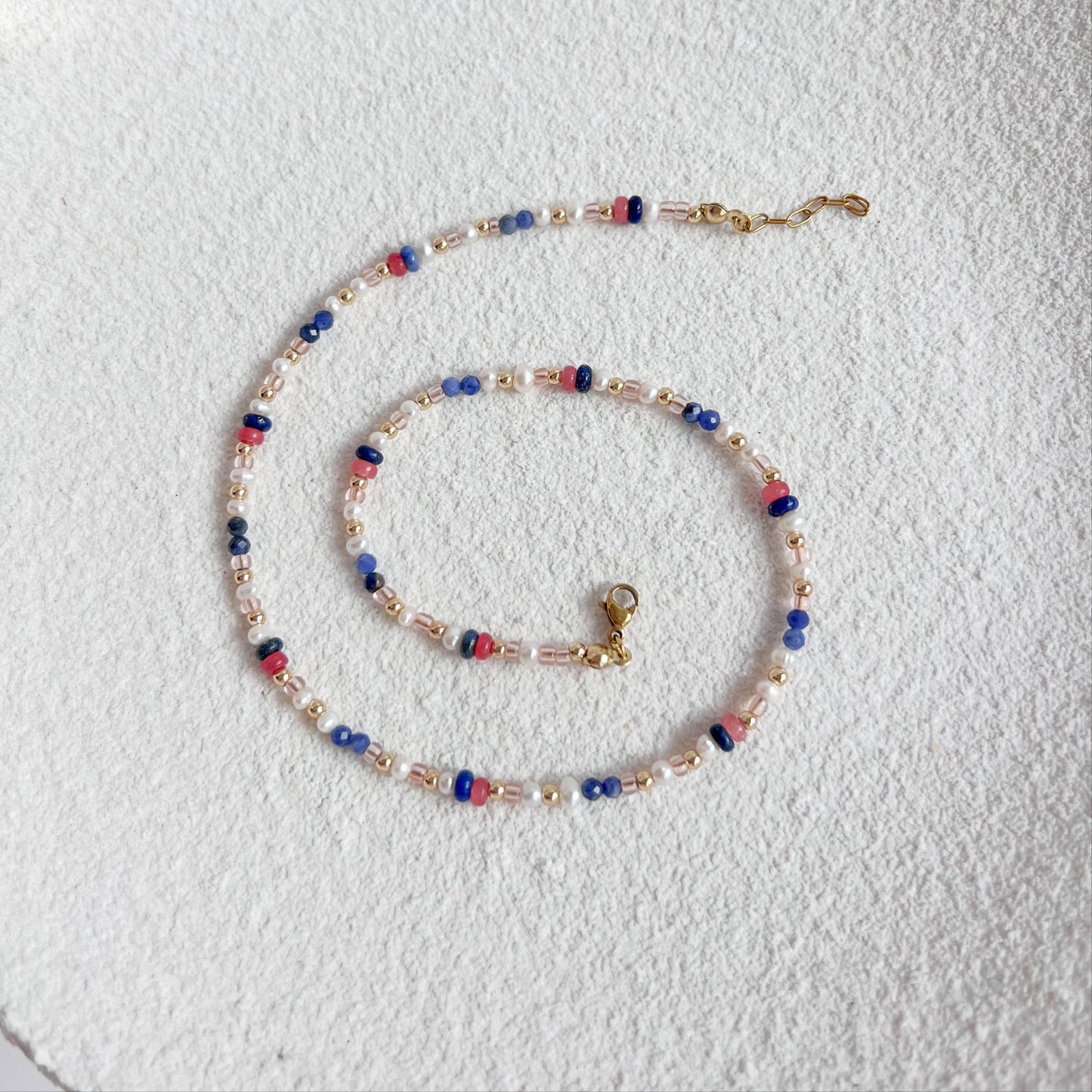 BuntePerlenkette für Damen mit Edelsteinen & Süßwasserperlen. Handgemachter Schmuck, Vergoldeter Edelstahl, Geschenk für Frauen, Winnis Corner