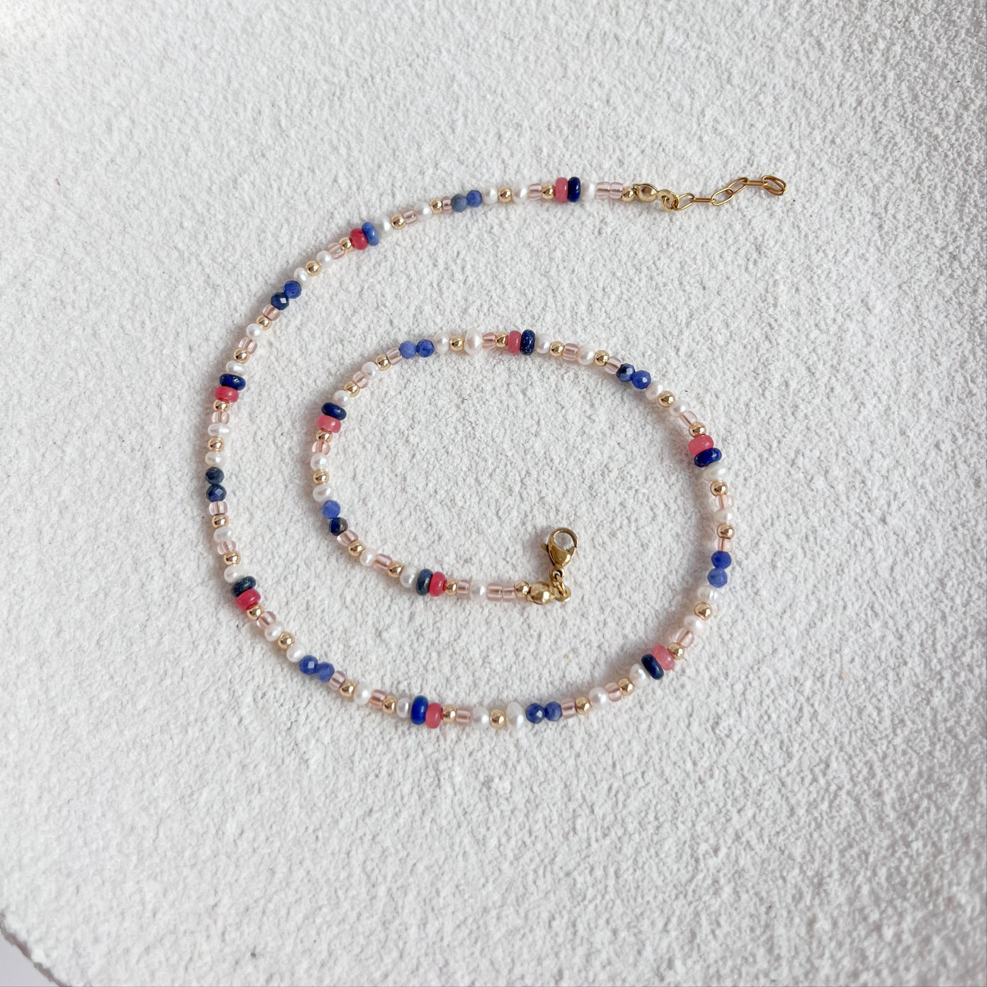 BuntePerlenkette für Damen mit Edelsteinen & Süßwasserperlen. Handgemachter Schmuck, Vergoldeter Edelstahl, Geschenk für Frauen, Winnis Corner