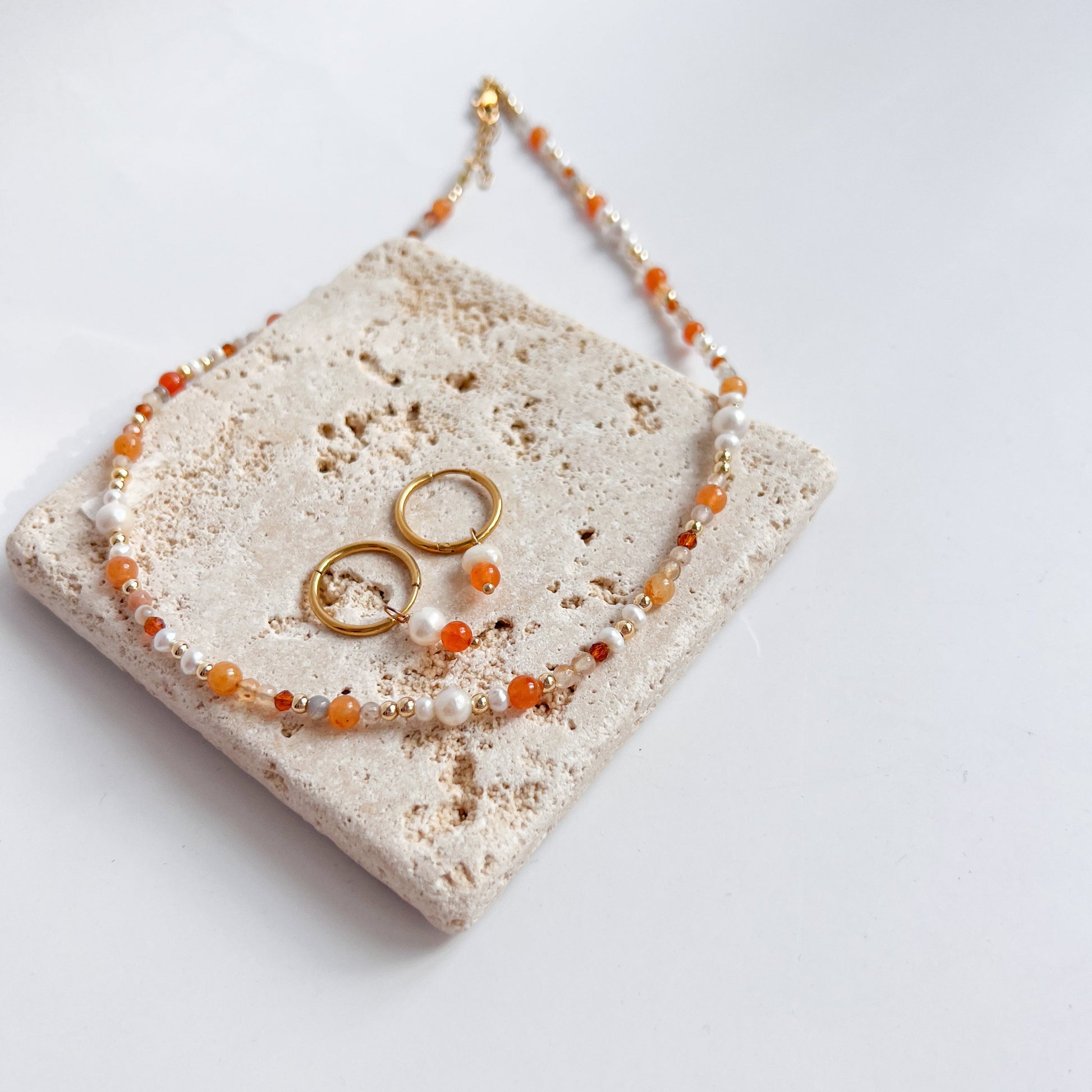 Orangene Perlenkette für Damen mit Edelsteinen & Süßwasserperlen. Handgemachter Schmuck, Vergoldeter Edelstahl, Geschenk für Frauen, Winnis Corner