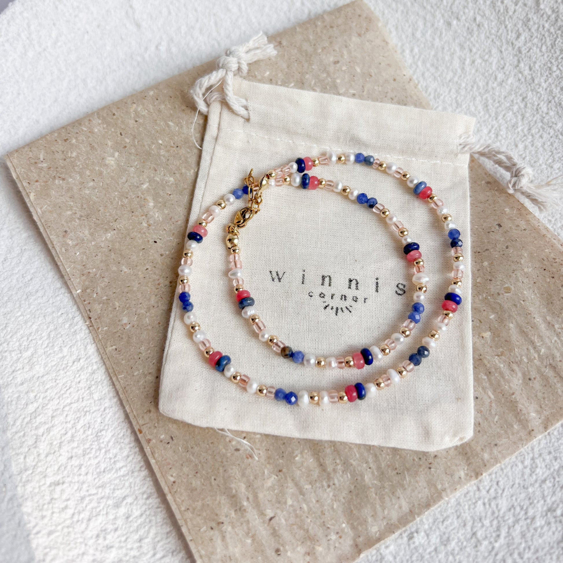 BuntePerlenkette für Damen mit Edelsteinen & Süßwasserperlen. Handgemachter Schmuck, Vergoldeter Edelstahl, Geschenk für Frauen, Winnis Corner