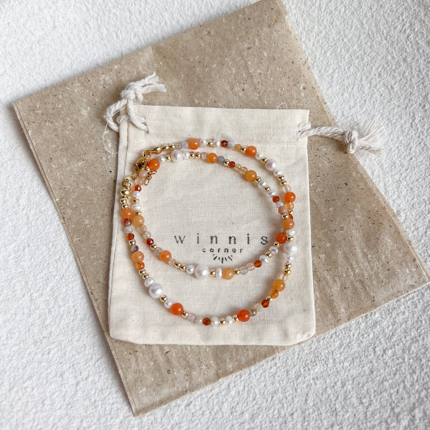 Orangene Perlenkette für Damen mit Edelsteinen & Süßwasserperlen. Handgemachter Schmuck, Vergoldeter Edelstahl, Geschenk für Frauen, Winnis Corner