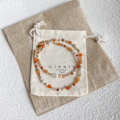 Orangene Perlenkette für Damen mit Edelsteinen & Süßwasserperlen. Handgemachter Schmuck, Vergoldeter Edelstahl, Geschenk für Frauen, Winnis Corner